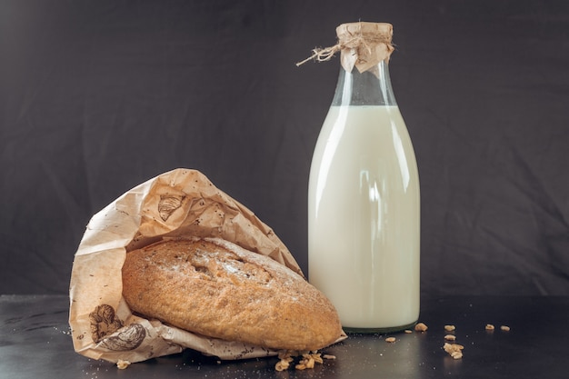 Vaso de leche y pan