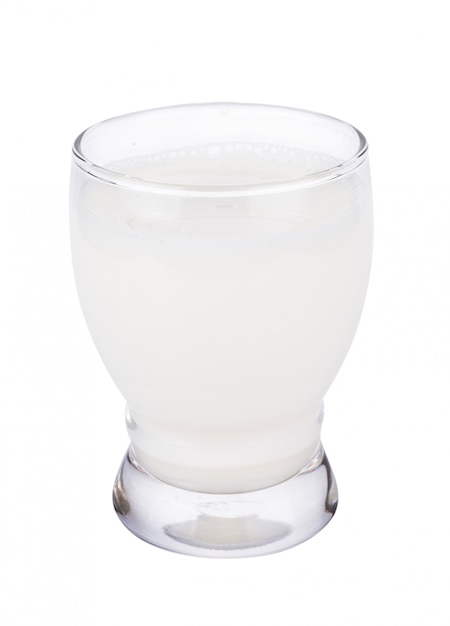 Vaso de leche en la pared blanca