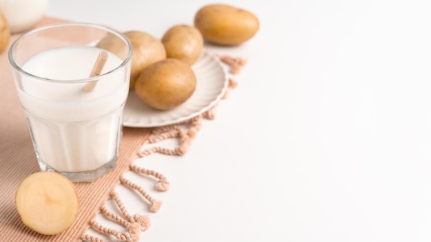 Un vaso de leche de patata sobre la mesa Leche alternativa a base de plantas