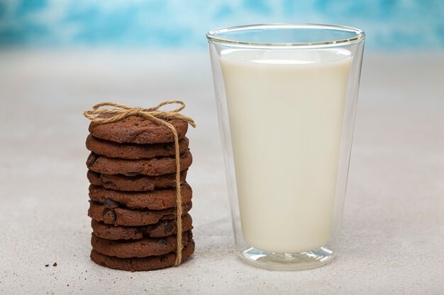 Vaso de leche y una pila de galletas con chispas de chocolate