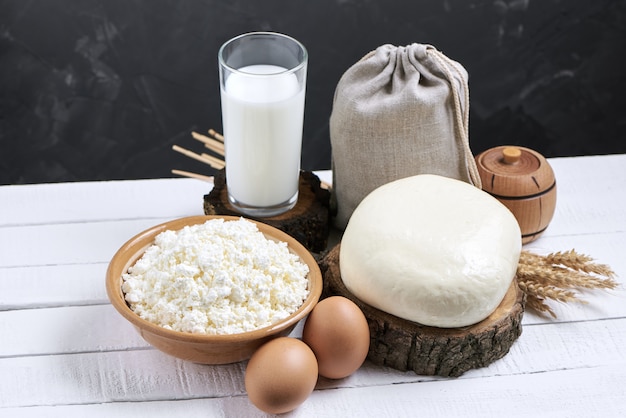 Vaso de leche y productos lácteos en el fondo