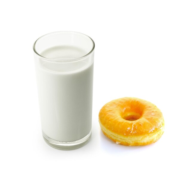 Foto vaso de leche y rosquilla aislados sobre un fondo blanco