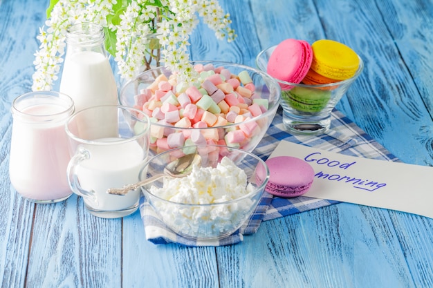 Vaso de leche con sabrosos macarrones con fondo