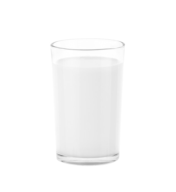 vaso de leche sobre fondo blanco