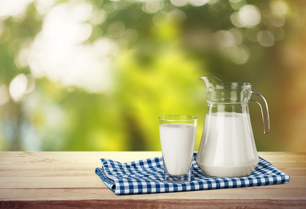 Vaso de leche y tarro en el fondo