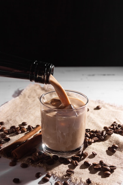 Un vaso de licor de café con crema irlandesa con hielo y hielo