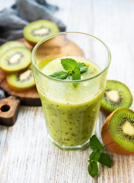 Vaso de licuado de kiwi con frutas frescas.