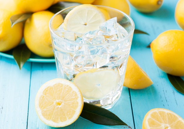 Vaso de limón orgánico fresco todavía agua de verano