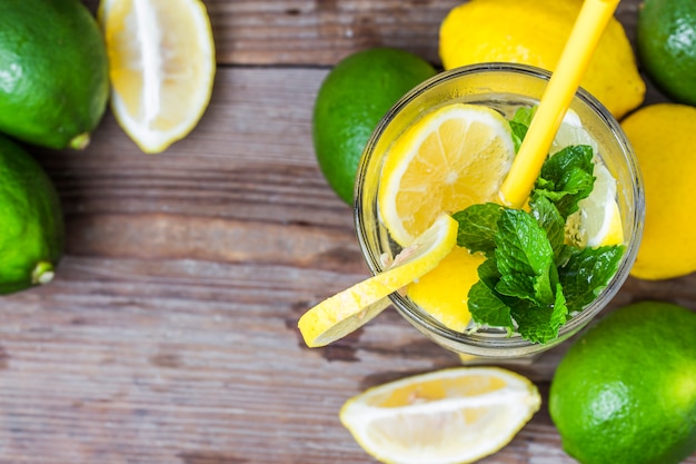 Un vaso de limonada casera menta