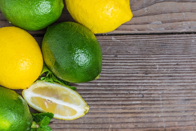 Un vaso de limonada casera menta