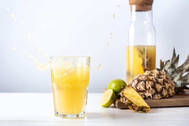 Un vaso de limonada fermentada en un vaso se coloca sobre una mesa con un fondo claro