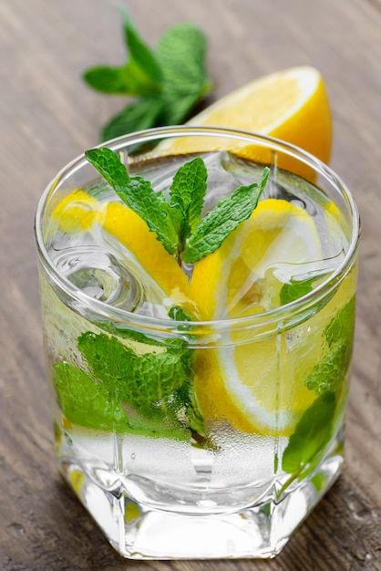 Vaso de limonada fresca con hojas de menta