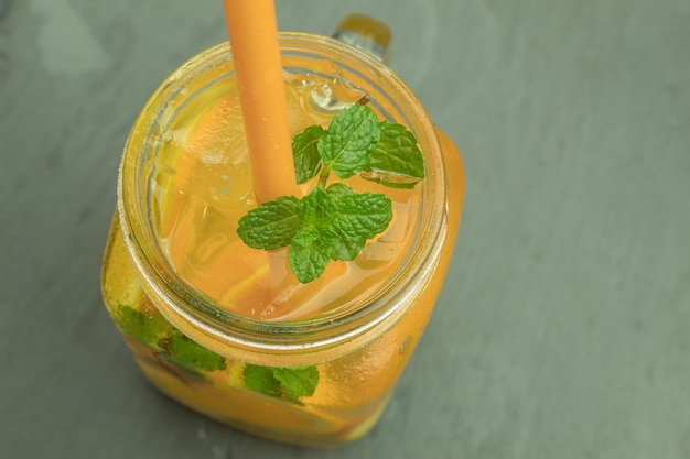 Un vaso de limonada fría y hielo.