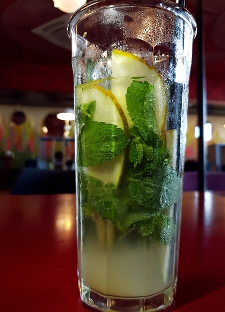 Vaso de limonada con menta y hielo. bebida de verano