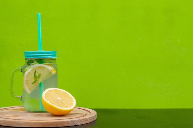 Vaso con limonada o cóctel mojito con bebida refrescante fría de limón y menta