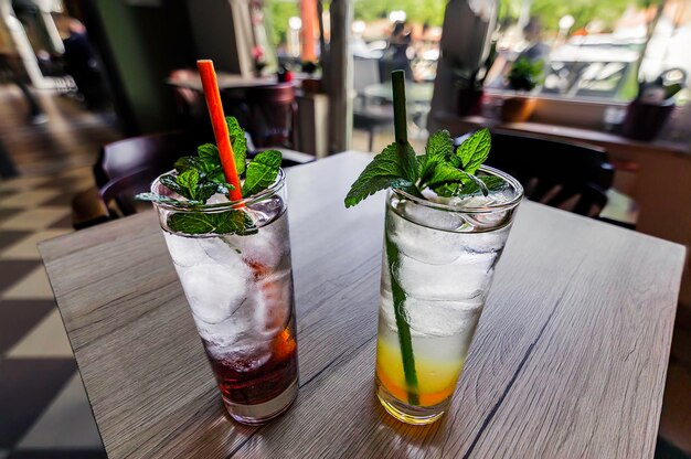 Un vaso de limonada servido en un bar