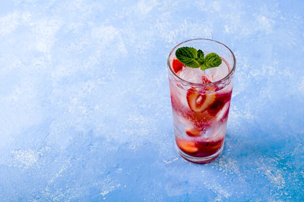 Vaso de limonada de verano o té helado