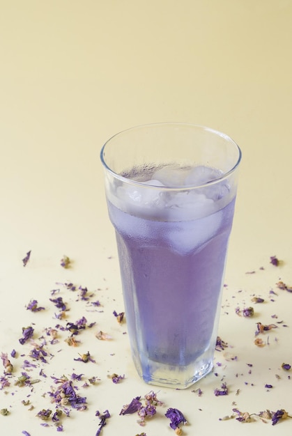 Un vaso de líquido morado con hielo.