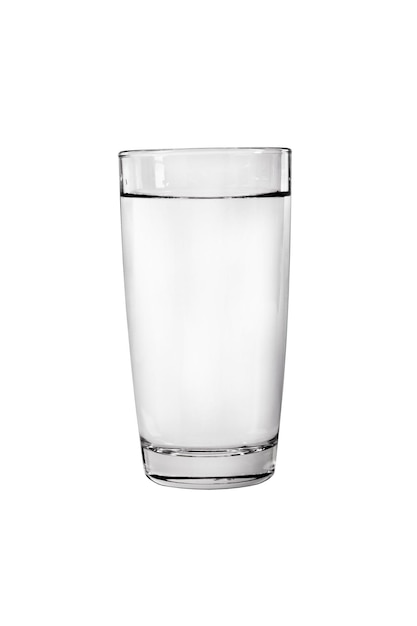 Foto vaso lleno de agua aislado sobre un fondo blanco aislado sobre fondo blanco.