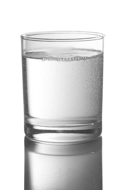 Vaso lleno de agua en un blanco