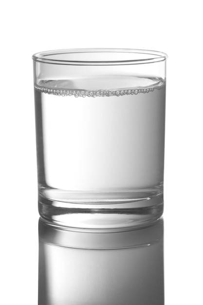 Vaso lleno de agua en un blanco