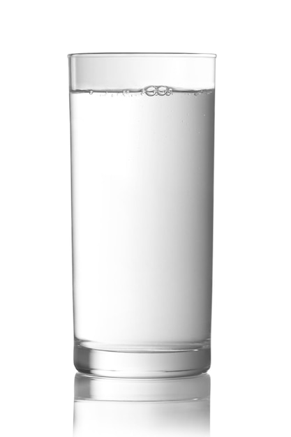 Vaso lleno de agua en un blanco