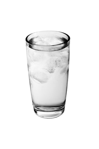 Vaso lleno de agua y hielo aislado sobre fondo blanco.