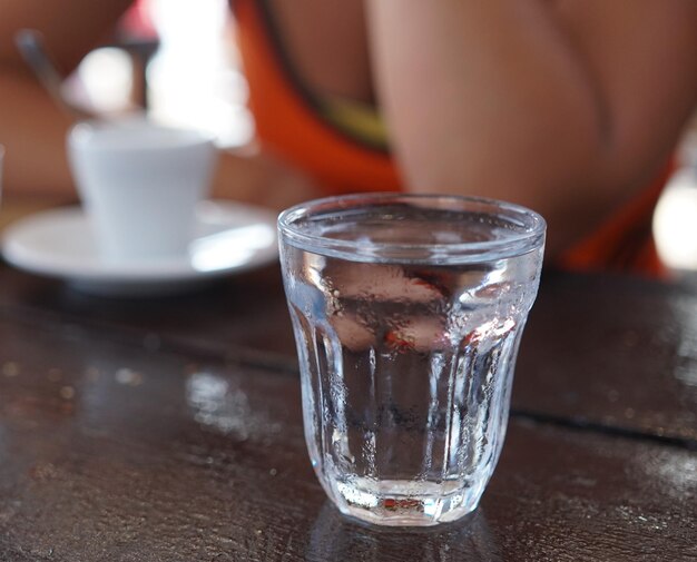 Foto un vaso lleno de agua.