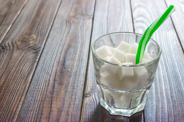 Vaso lleno de cubos de azúcar concepto de dieta poco saludable