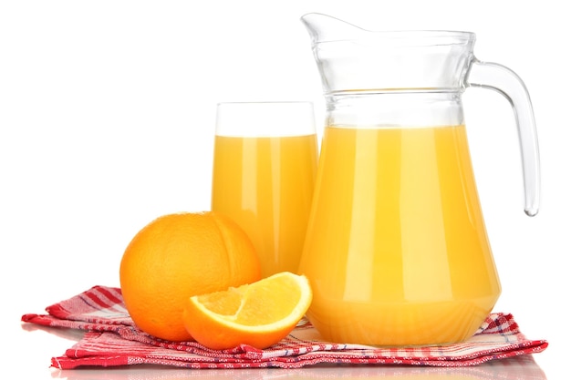 Foto vaso lleno y jarra de jugo de naranja y naranjas aisladas en blanco