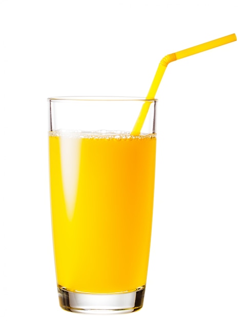 Vaso lleno de jugo de naranja con una pajita