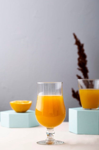 Foto vaso de lujo con jugo de naranja