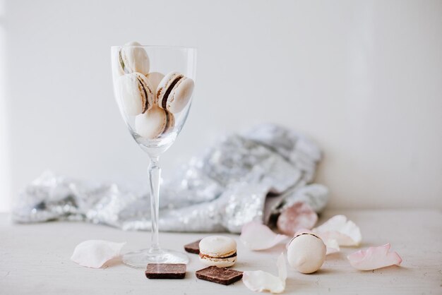 Un vaso de macarons de chocolate en la mesa