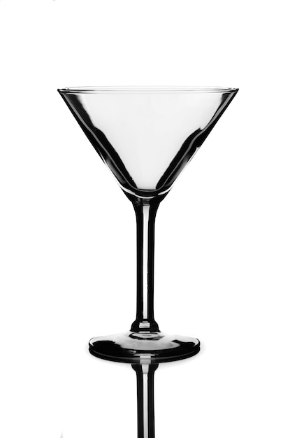 Foto vaso de martini vacío y reflejo aislado en blanco