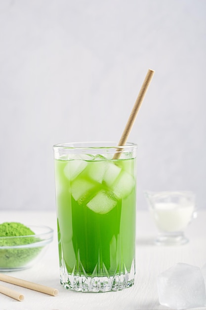 Vaso de matcha frío, refrescante y saludable hecho de hojas de té verde polvo molido servido con hielo