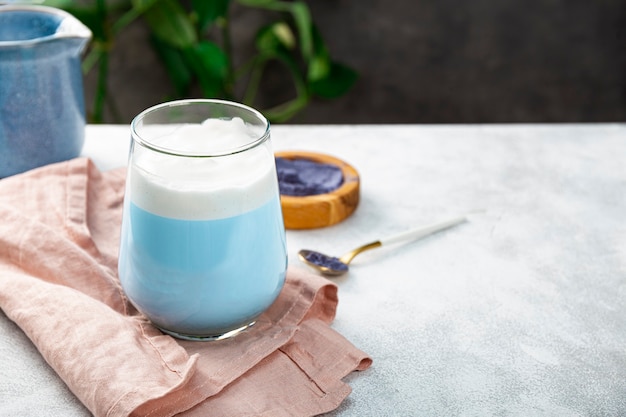 Un vaso de matcha latte azul nuevo superfood de moda comida sana espacio libre para texto