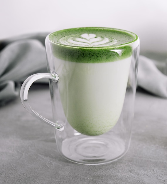 Vaso de matcha latte fresco y avena