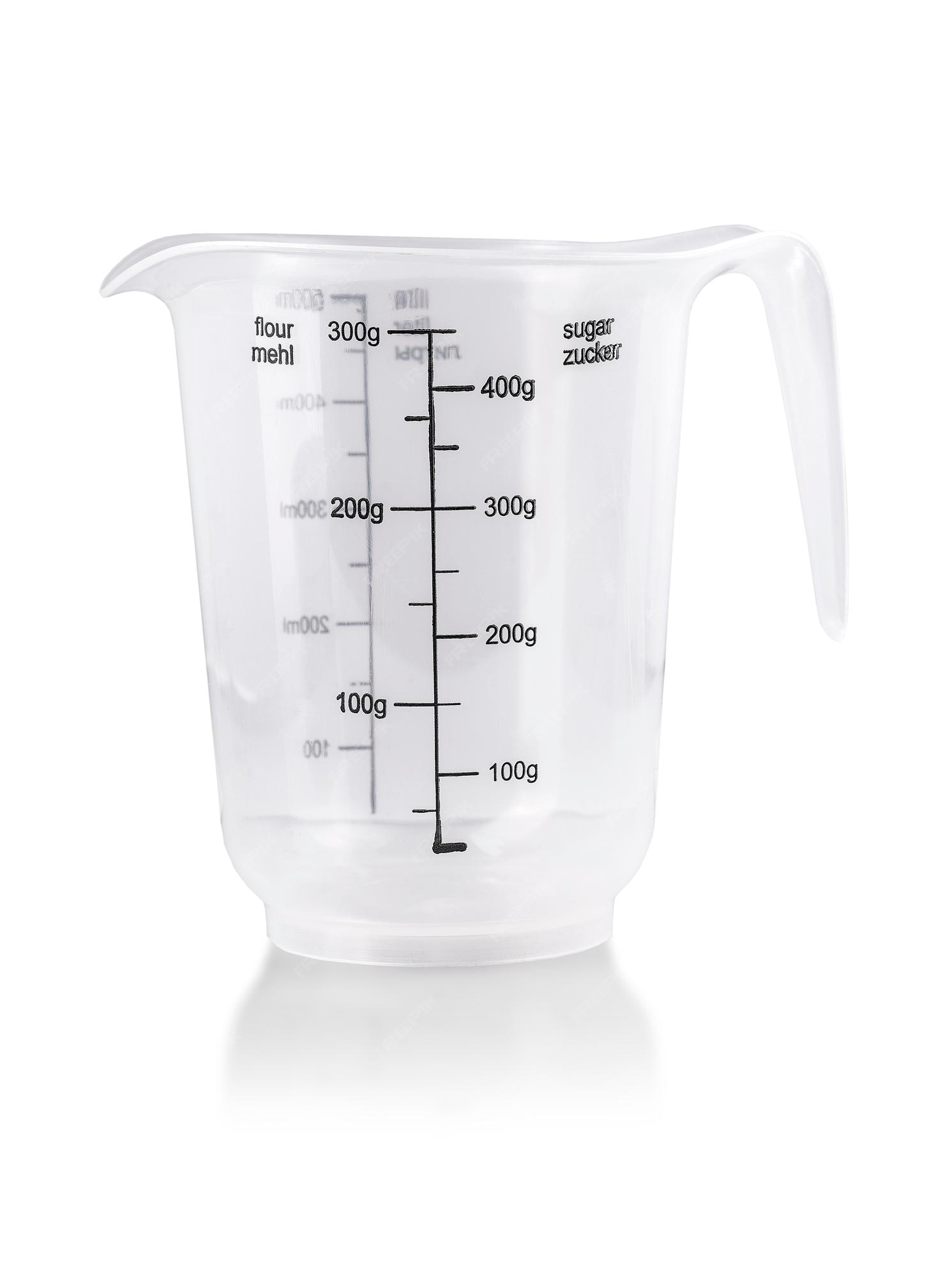 Vaso medidor de cocina transparente de plástico aislado en blanco