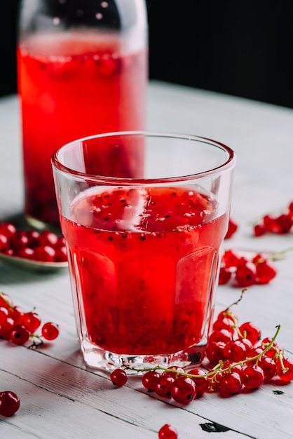 Vaso de mesa de agua infundida con grosella roja fresca