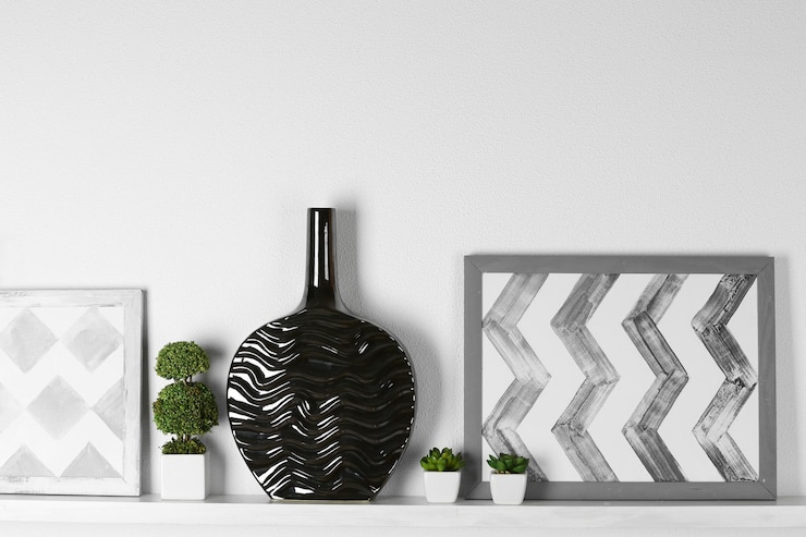 Foto vaso moderno com foto na prateleira do quarto