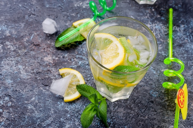 Vaso de mojito frío, jugoso limón y menta.