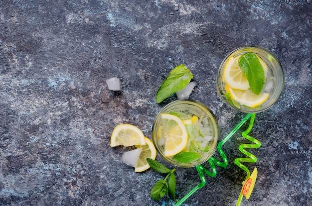 Vaso de mojito frío, jugoso limón y menta.