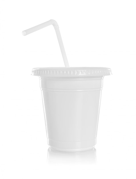 Vaso de papel blanco con paja