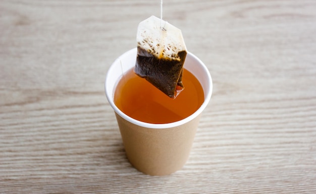 Vaso de papel con bolsita de té Vaso de cartón desechable con bolsita de té en café