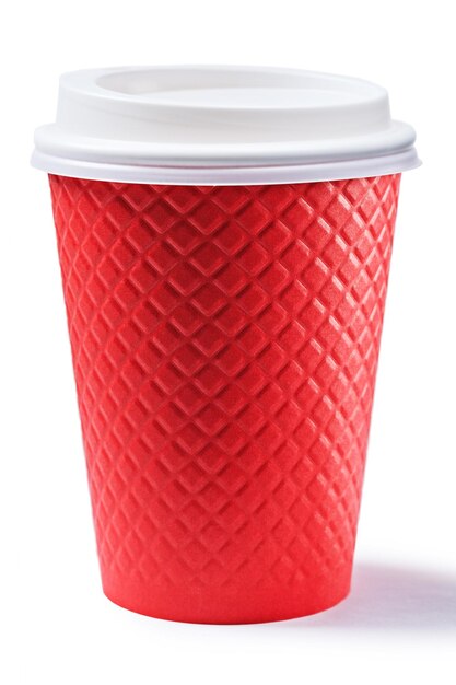 Vaso de papel de café rojo aislado en wite