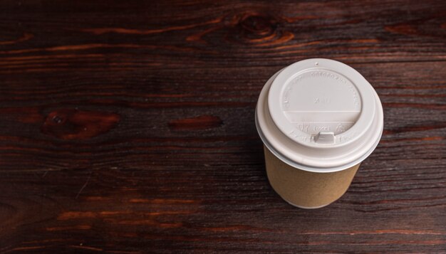 Vaso de papel para café y té en la mesa.