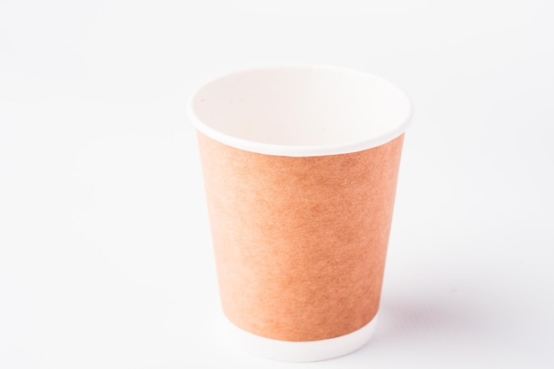 Un vaso de papel con un fondo blanco.