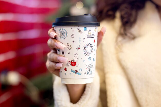 Foto vaso de papel en manos de mujeres