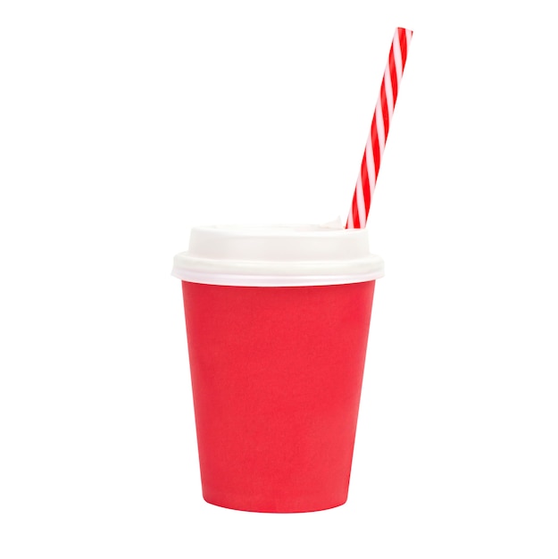 Vaso de papel rojo con una pajita roja sobre una pared blanca aislada.