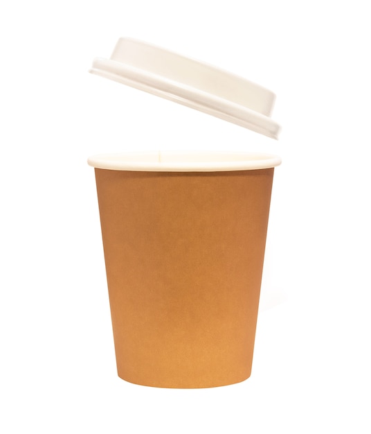 Vaso de papel con tapa aislado sobre fondo blanco. Vajilla desechable para bebidas calientes